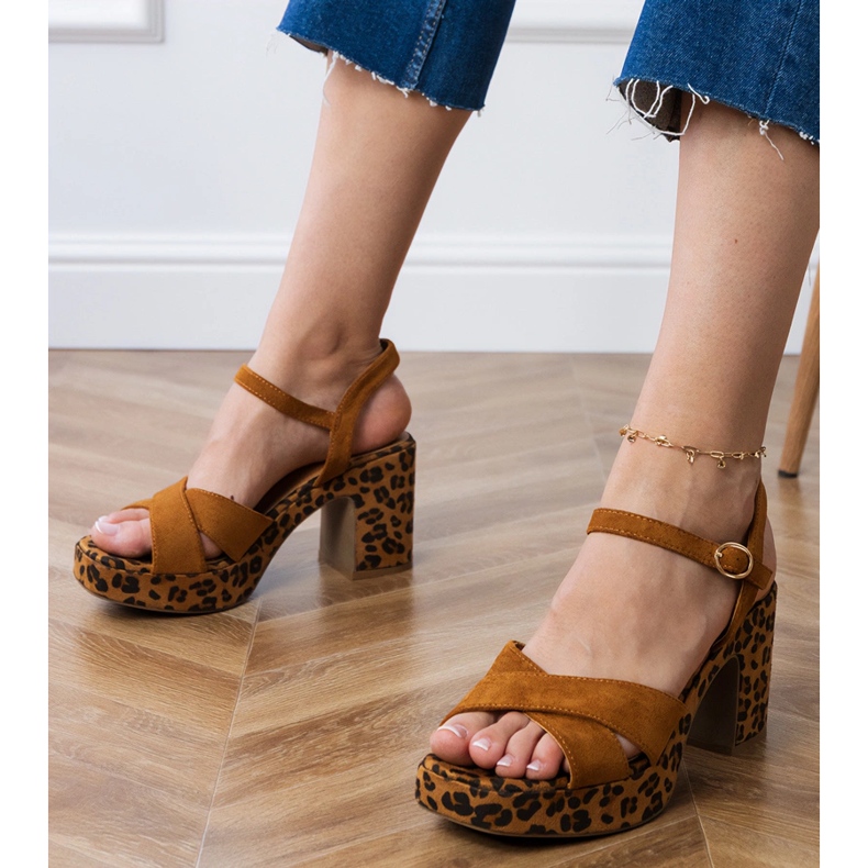 Brązowe sandały ekozamszowe na słupku 1