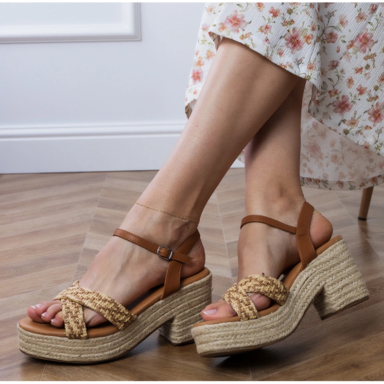 Brązowe sandały plecione na słupku 1