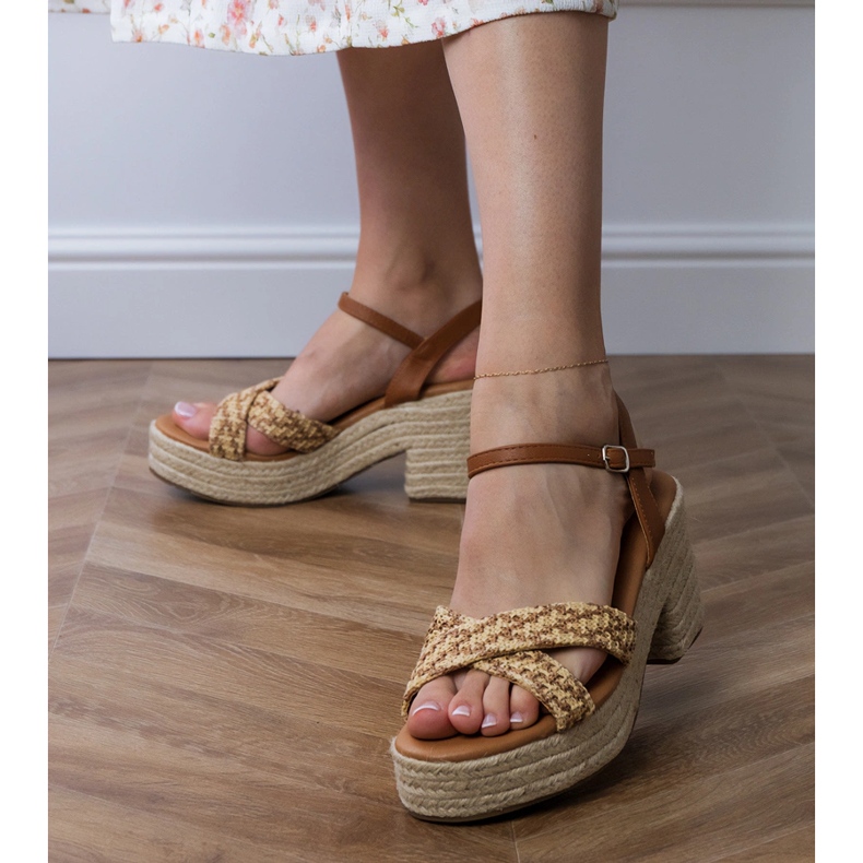 Brązowe sandały plecione na słupku 2