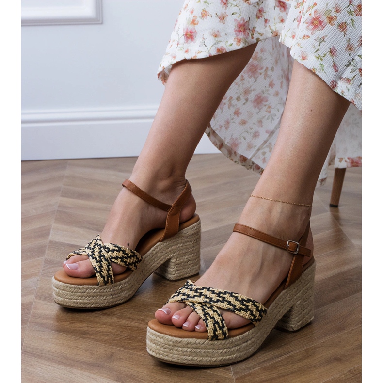 Czarne sandały plecione na słupku 1