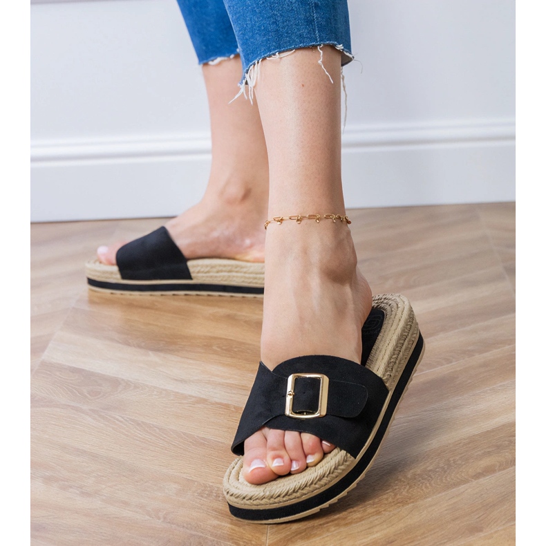 Czarne klapki na platformie z klamerką na pasku 2