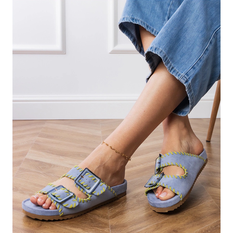 Niebieskie klapki z klamrami i haftem na paskach 2