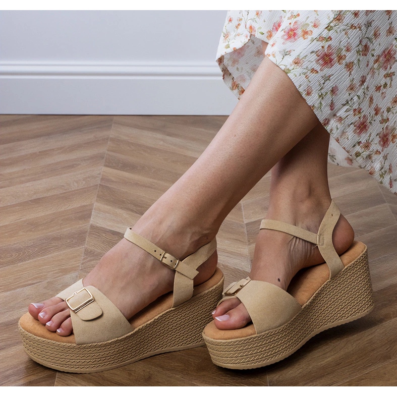 Brązowe sandały damskie z ozdobną klamerką 2