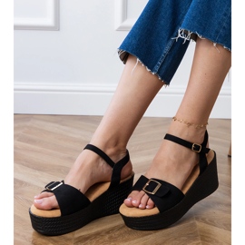 Czarne sandały damskie z ozdobną klamerką 2