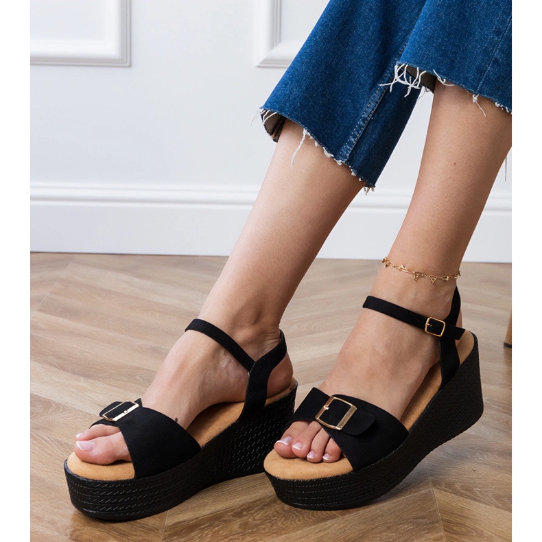 Czarne sandały damskie z ozdobną klamerką 2