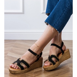 Czarne sandały z haftowaniem na brzegach 2