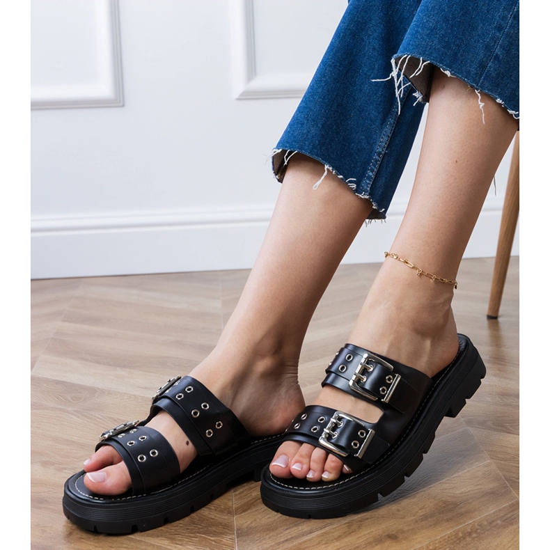 Czarne klapki płaskie z klamrami na paskach 2