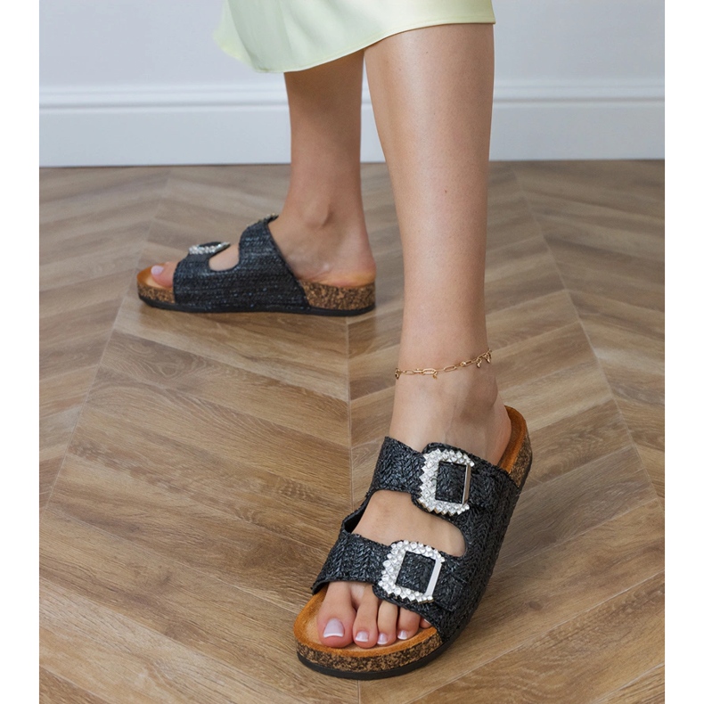 Czarne klapki na korkowej podeszwie z cyrkoniami na klamrach 1