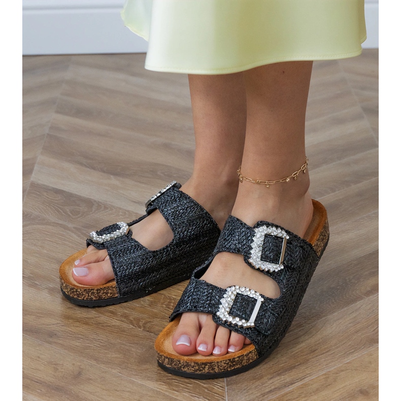 Czarne klapki na korkowej podeszwie z cyrkoniami na klamrach 2