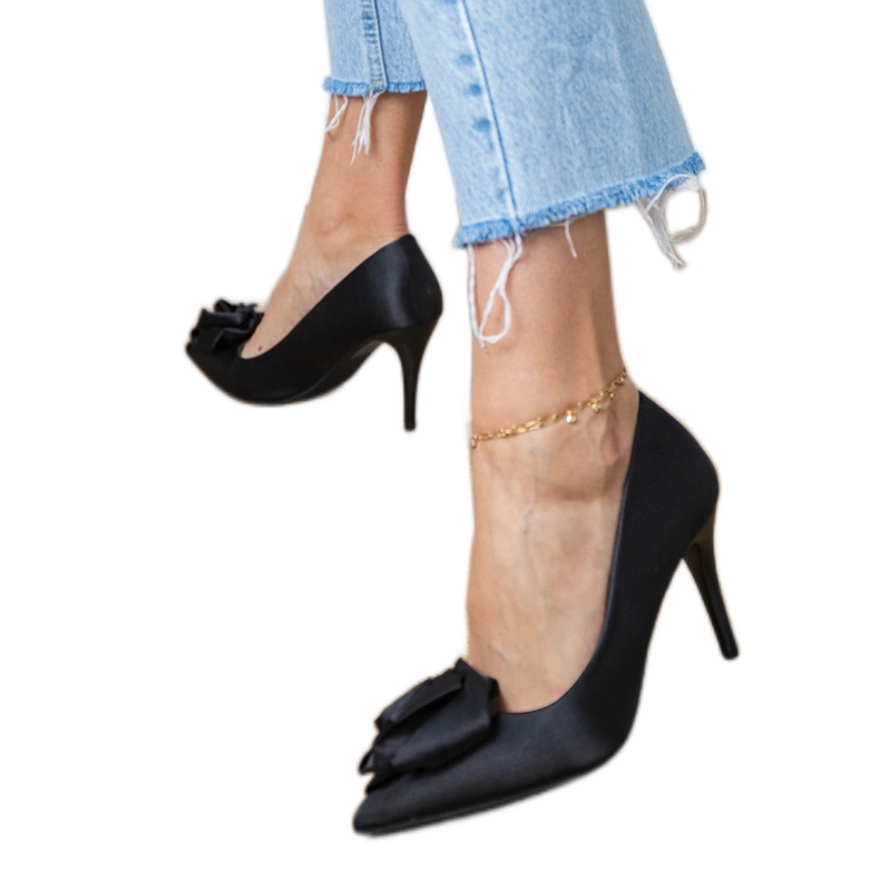 Czarne czółenka satynowe z kwiatkiem 1