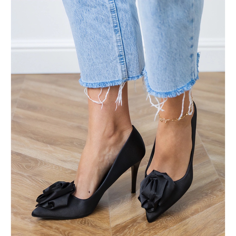 Czarne czółenka satynowe z kwiatkiem 2