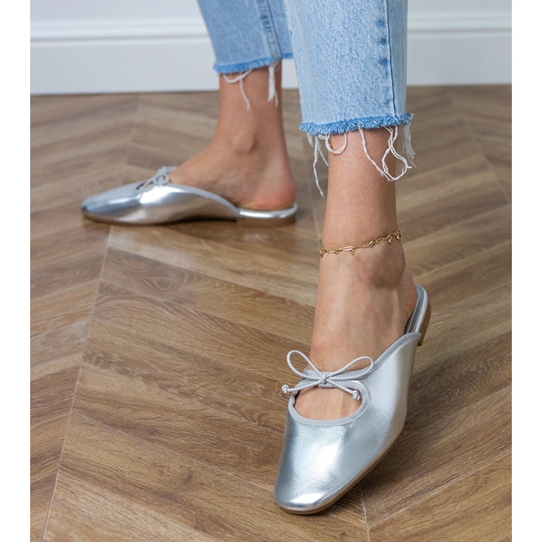 Srebrne klapki zabudowane na płaskiej podeszwie srebrny 1