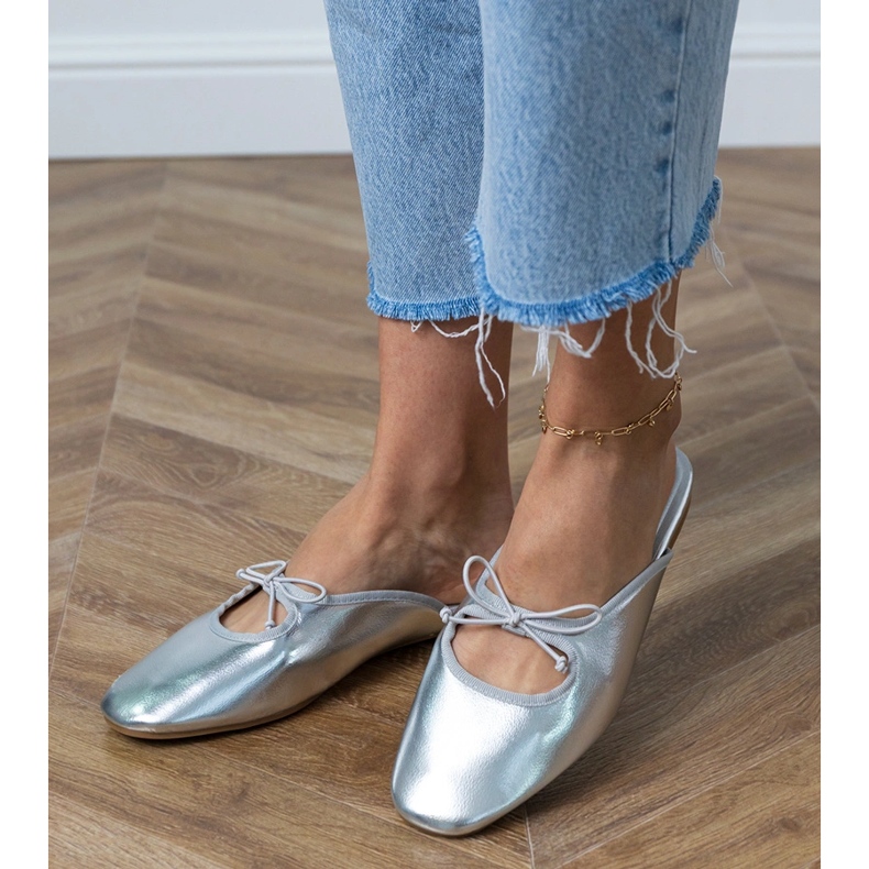 Srebrne klapki zabudowane na płaskiej podeszwie srebrny 2