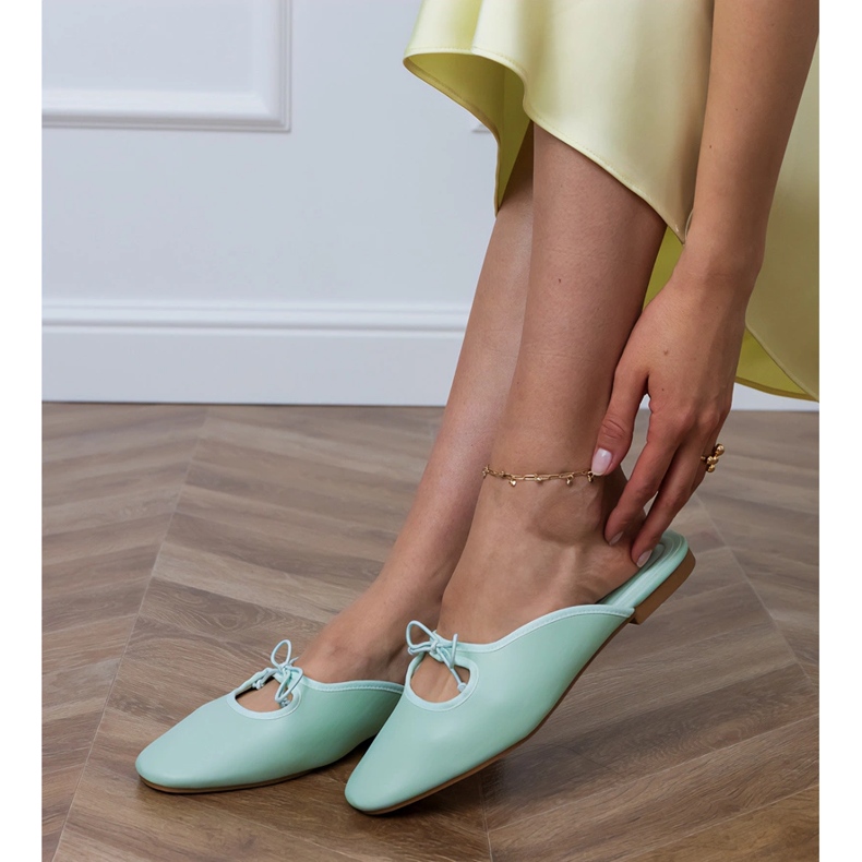 Zielone klapki zabudowane na płaskiej podeszwie 2