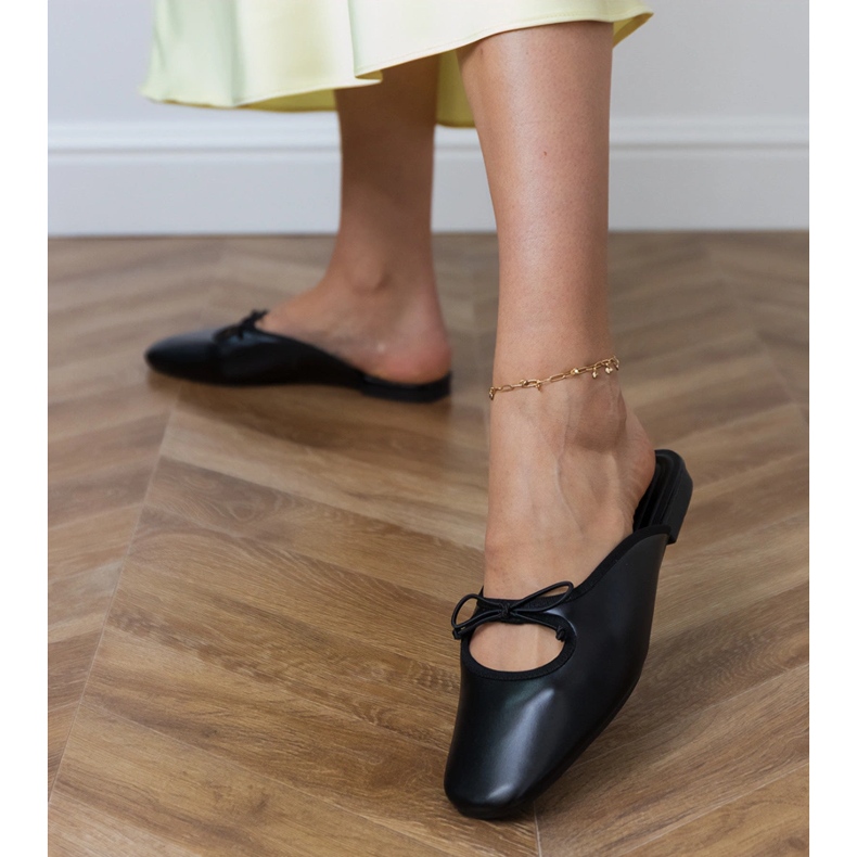 Czarne klapki zabudowane na płaskiej podeszwie 1