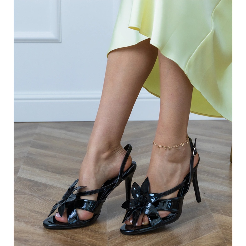 Czarne sandały lakierowane na szpilce zdobione kwiatkiem 2