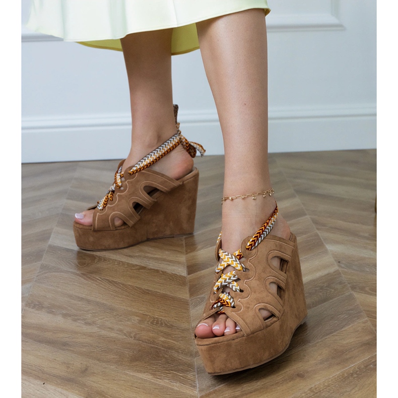 Brązowe sandały na koturnie z ozdobnym sznurowaniem 1