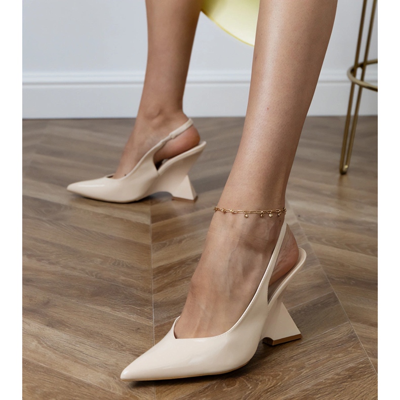 Beżowe sandały na geometrycznym koturnie beżowy 2