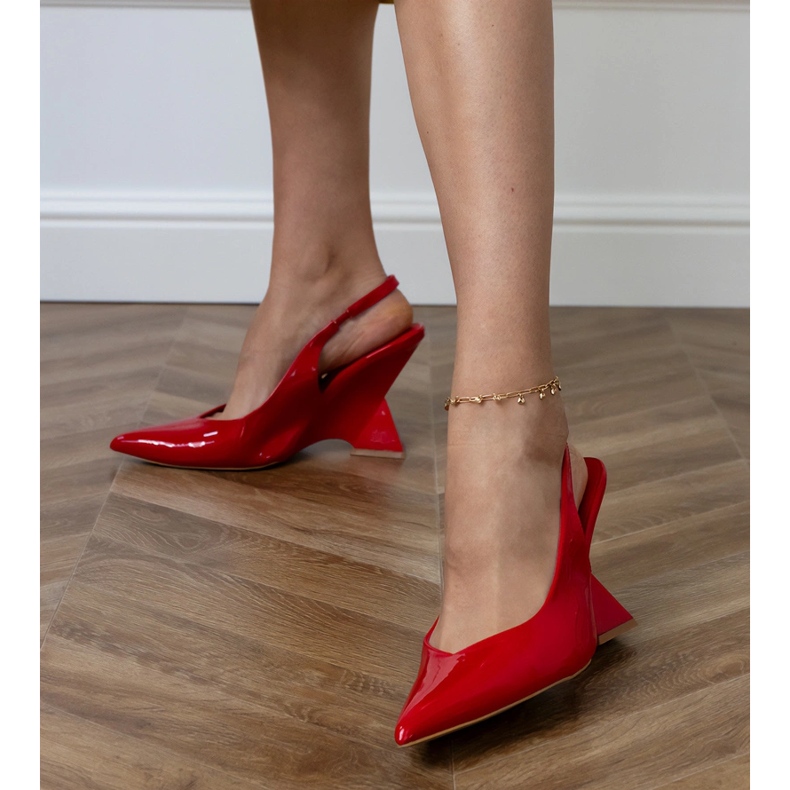 Czerwone sandały na geometrycznym koturnie 2