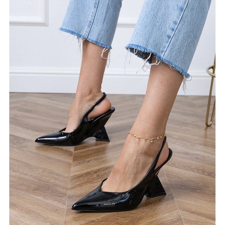 Czarne sandały na geometrycznym koturnie 1