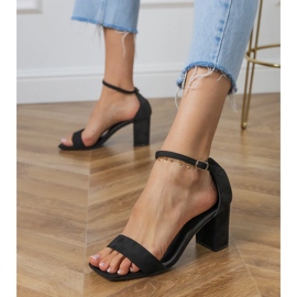 Czarne sandały z paskiem i kwadratowym noskiem na słupku 2