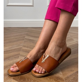 Brązowe klapki ze złotą ozdobą 2