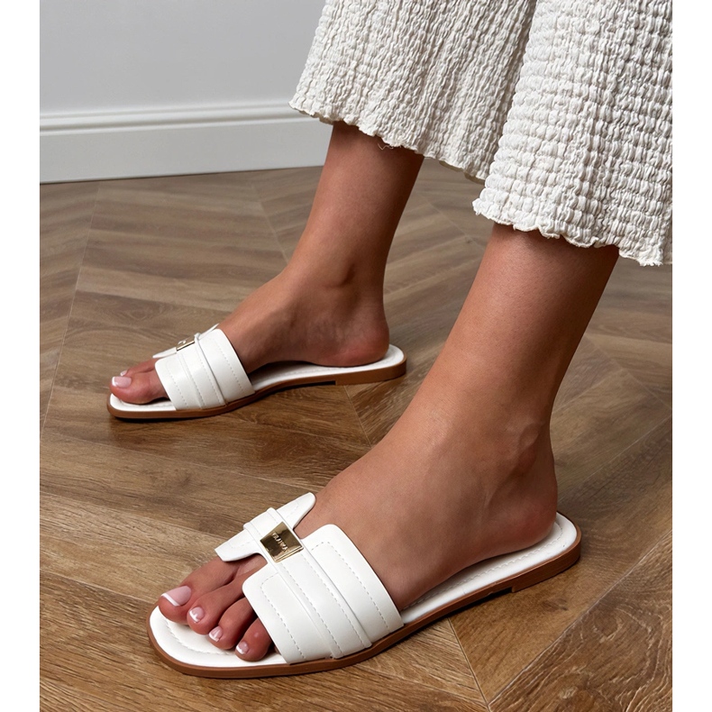 Białe klapki damskie z ozdobą na pasku 1