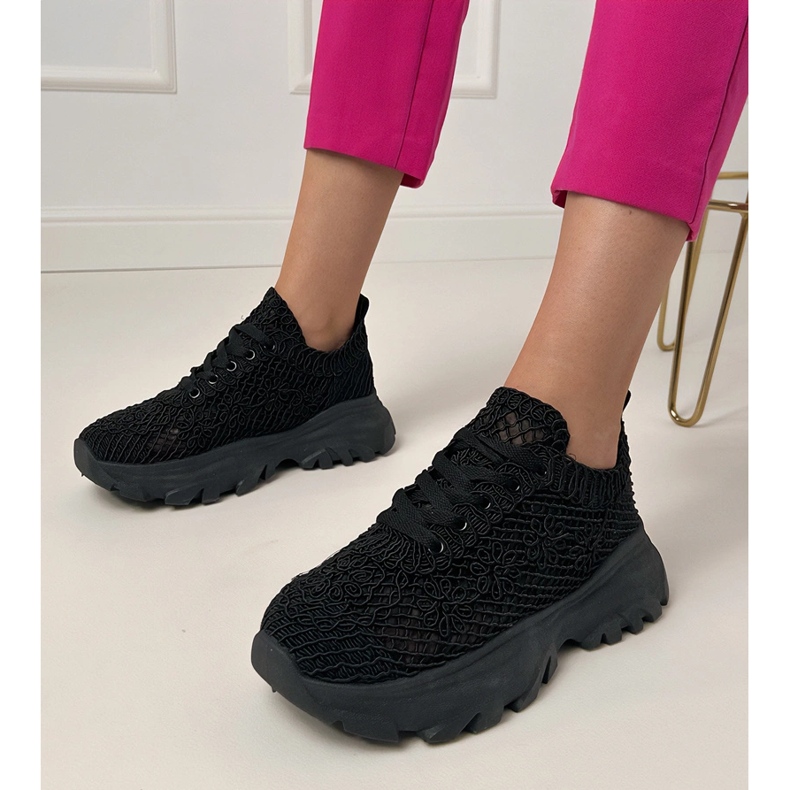 Czarne sneakersy ażurowe na platformie 1