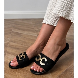 Czarne klapki ze złotą ozdobą na pasku 1