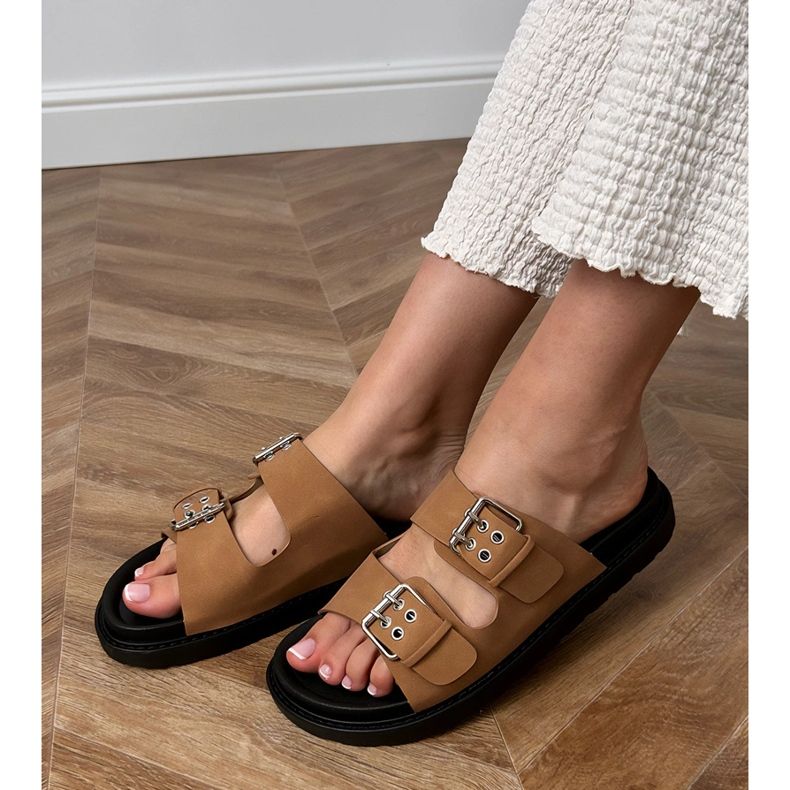 Brązowe klapki z klamrami na paskach 1