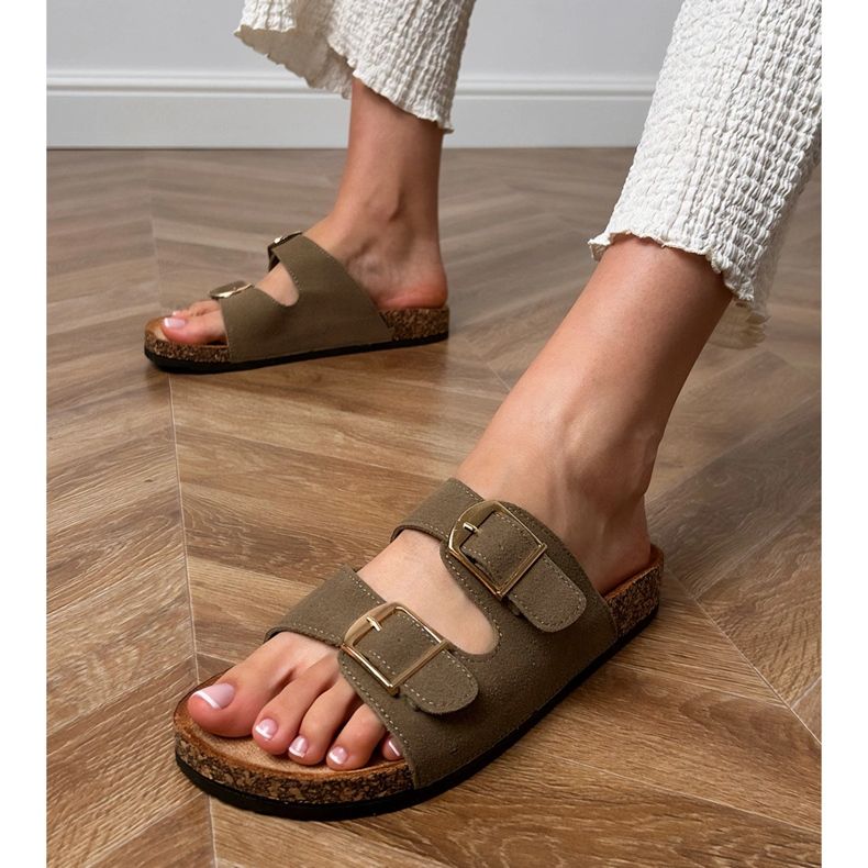 Zielone klapki z klamrami na korkowej podeszwie 2