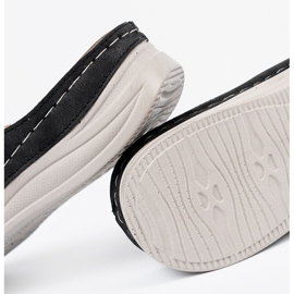 Seastar Czarne klapki damskie z ozdobnym kwiatkiem 1