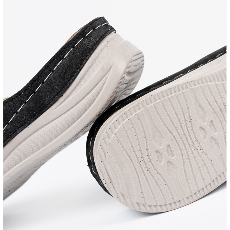 Seastar Czarne klapki damskie z ozdobnym kwiatkiem 1