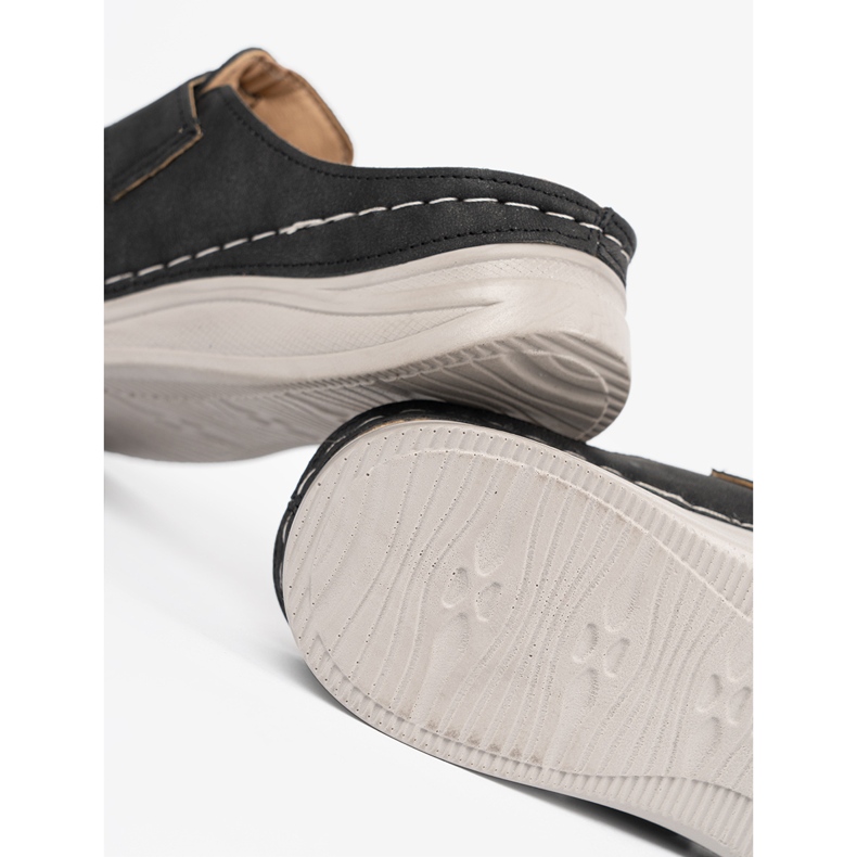 Seastar Czarne klapki z pełnym noskiem i klamrą 1