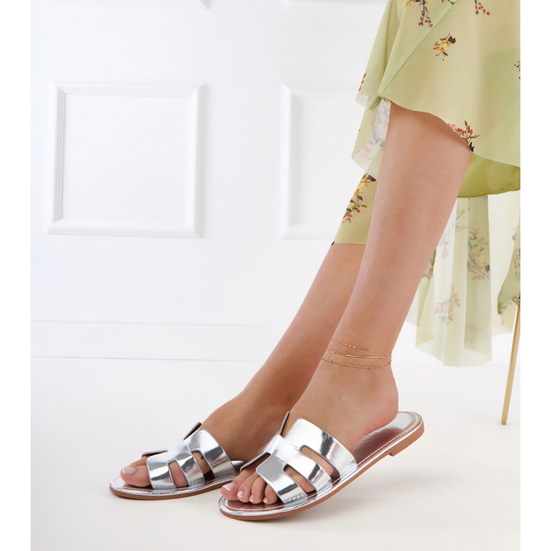 Srebrne klapki zdobione wycięciami srebrny 1