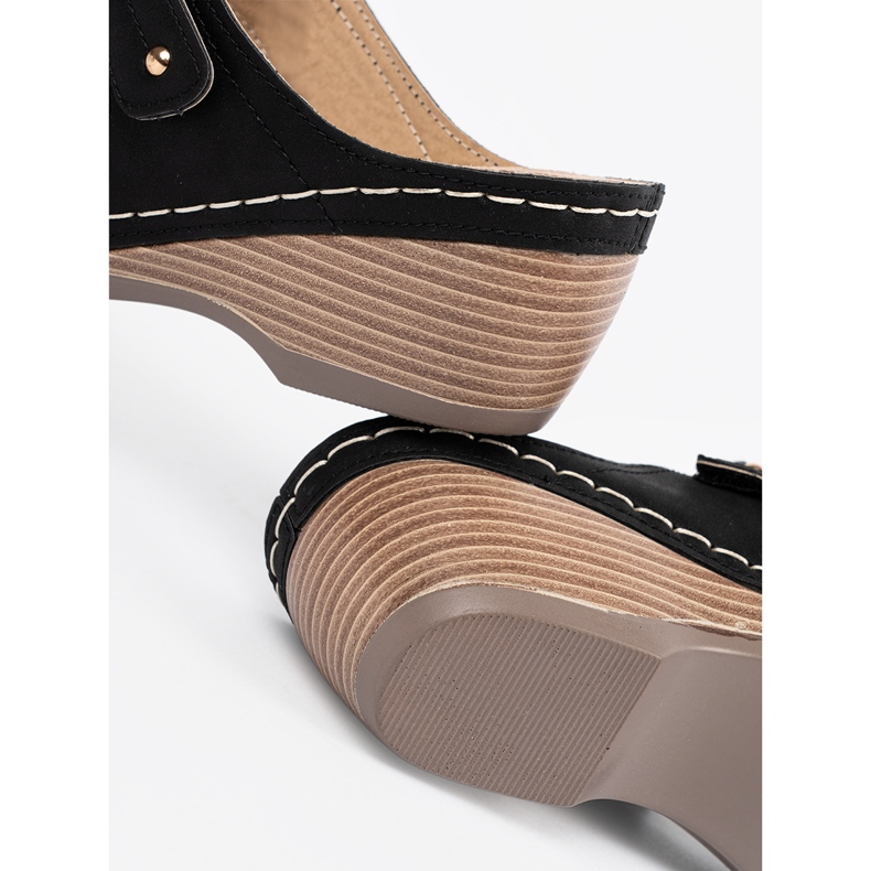 Czarne klapki na koturnie 1