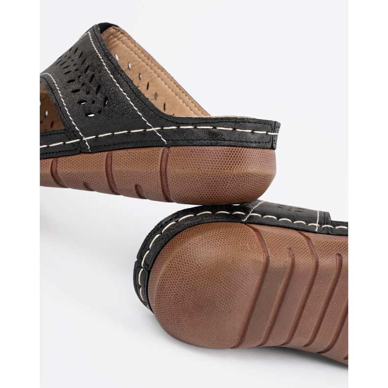 Czarne klapki na koturnie 1