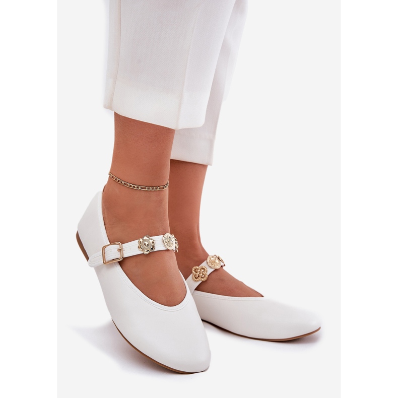 Baleriny Damskie Z Paskiem I Złotymi Przypinkami Białe 1