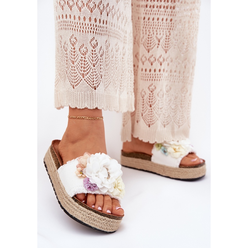 Klapki Damskie Z Kwiatami Platforma Z Plecionką Białe 2