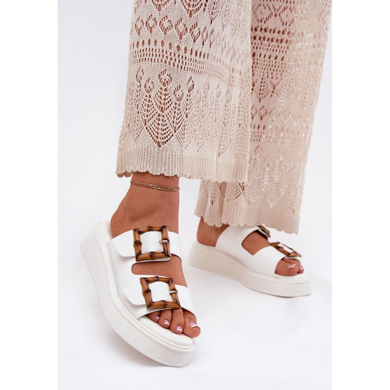 Eko Skórzane Klapki Damskie Na Platformie Z Klamrami Białe 2