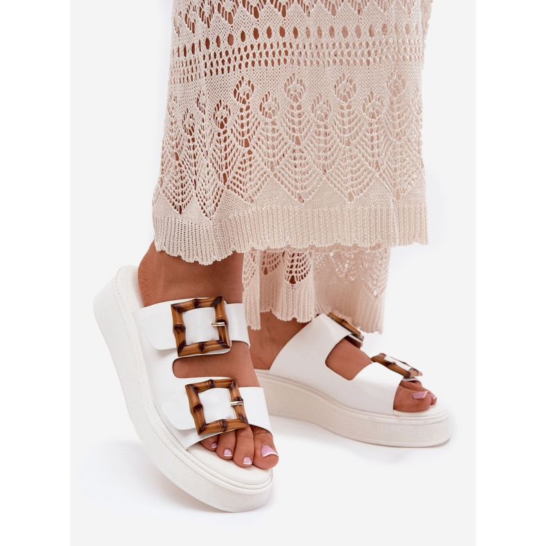 Eko Skórzane Klapki Damskie Na Platformie Z Klamrami Białe 1