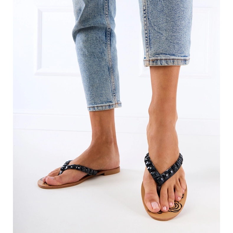 Czarne klapki japonki zdobione kamykami 1