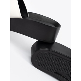 Goodin Biało-czarne klapki na niskiej koturnie białe 1