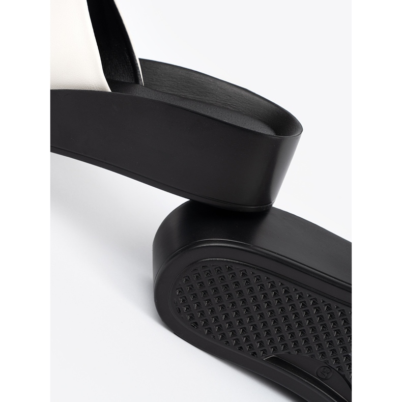 Goodin Biało-czarne klapki na niskiej koturnie białe 1