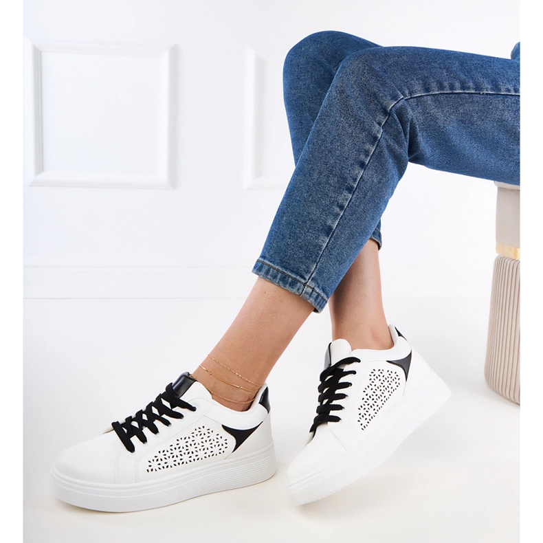 Białe sneakersy z czarnymi wstawkami na platformie 2