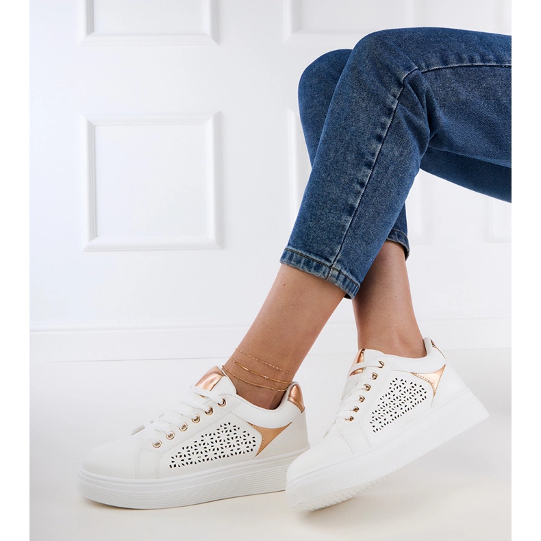 Białe sneakersy ze złotymi wstawkami na platformie 2