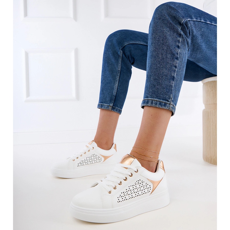 Białe sneakersy ze złotymi wstawkami na platformie 1