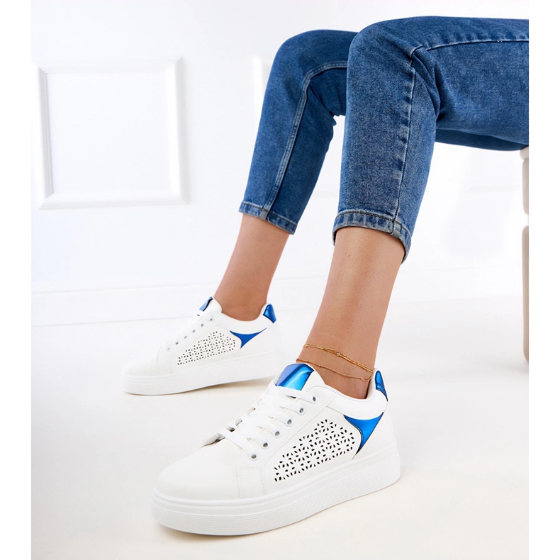 Białe sneakersy z niebieskimi wstawkami na platformie 2