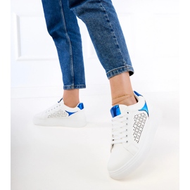 Białe sneakersy z niebieskimi wstawkami na platformie 5