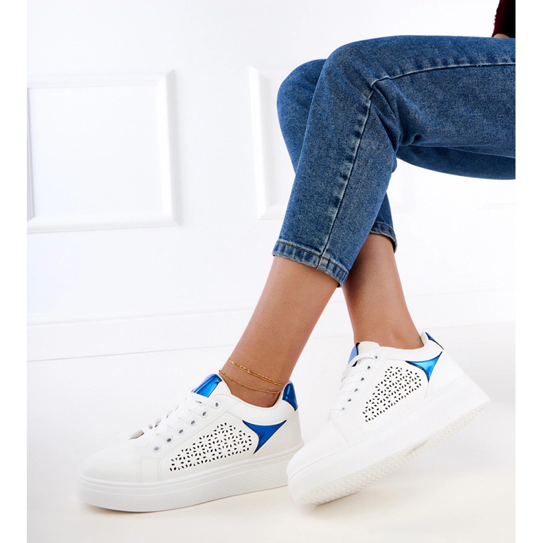 Białe sneakersy z niebieskimi wstawkami na platformie 1